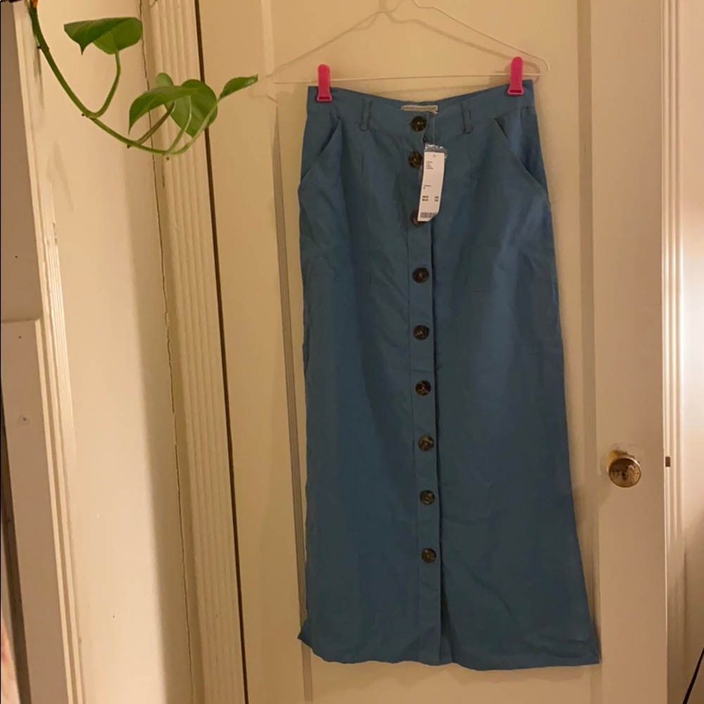Split thigh skirt.